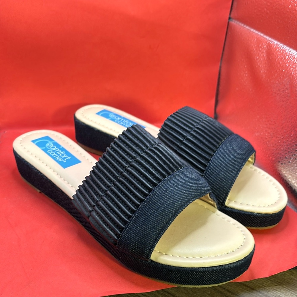 Comfort Corner NWOT slip on sandals size 8.5M in excellent new condition